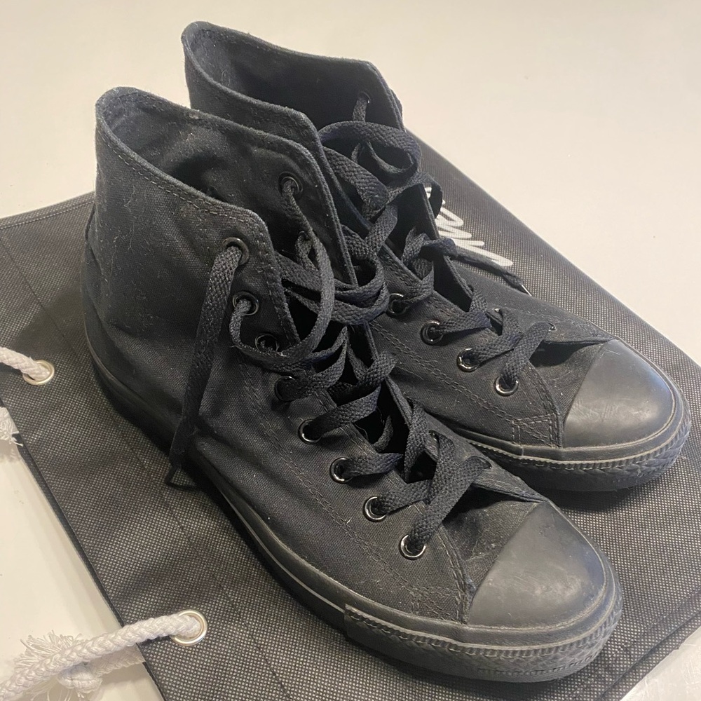 Black hi top converse triple black